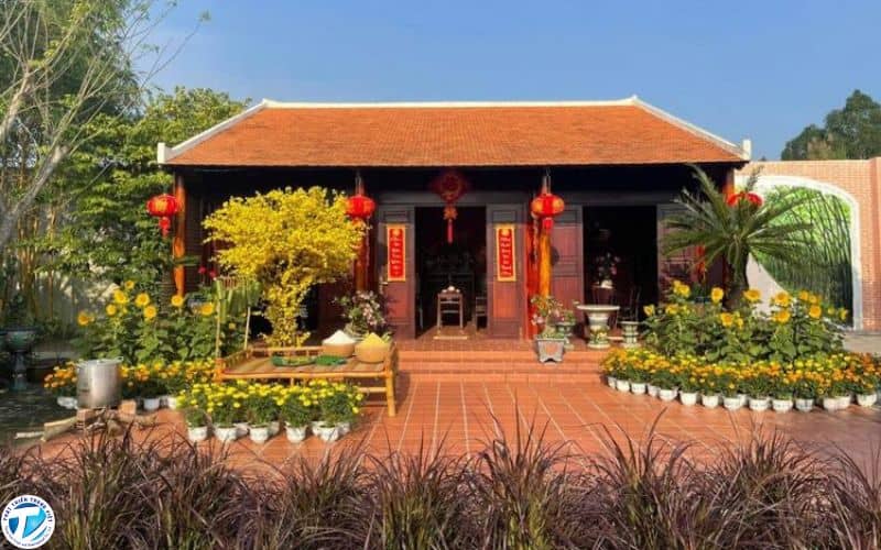 Cửa chính nổi bật với quất, mai-kết hợp với đèn lồng câu đối đỏ